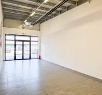 Na prenájom obchodný priestor + sklad, 120m2, FIRMBOX, Trenčín - Priestranné obchodné priestory s dlažbou a veľkými dverami.
