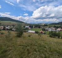 Stavebný pozemok kúsok od lyžiarskych vlekov Čierny Balog - Bexeľ - Panoráma pozemkov na bývanie v Čiernom Balogu na ulici Bexeľ s výhľadom na kopce.