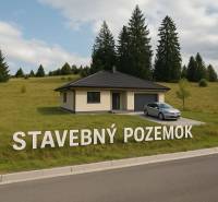 Stavebný pozemok kúsok od lyžiarskych vlekov Čierny Balog - Bexeľ - Dom s automobilom v trávnatej krajine Čierneho Balogu, ideálne na pozemky - bývanie.