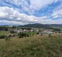Stavebný pozemok kúsok od lyžiarskych vlekov Čierny Balog - Bexeľ - Vidiecka krajina v Čiernom Balogu s pozemkami na bývanie a rozľahlými lúkami.