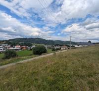 Stavebný pozemok kúsok od lyžiarskych vlekov Čierny Balog - Bexeľ - Pozemky - bývanie v Čiernom Balogu, výhľad na domy, lesy a oblohu s oblakmi.