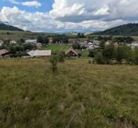 Stavebný pozemok kúsok od lyžiarskych vlekov Čierny Balog - Bexeľ - Zeleň na pozemkoch vhodných pre bývanie v Čiernom Balogu s viditeľnou časťou dediny a oblohou.