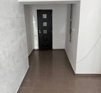 Obchodný priestor, kancelária Sarartovská ul.  - Obchodné priestory s hnedou dlažbou a tmavými dverami.