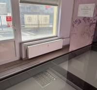 Obchodný priestor, kancelária Sarartovská ul.  - Interiér na ulici Saratovská s výhľadom na Obchodné priestory, decentné osvetlenie a žalúzie.