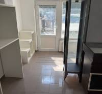 Obchodný priestor, kancelária Sarartovská ul.  - Obchodné priestory s rôznymi policami a presklenou vitrínou, dlažba a presklené dvere.