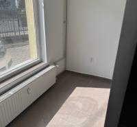 Obchodný priestor, kancelária Sarartovská ul.  - Obchodné priestory s veľkým oknom a radiátorom, dlažba na podlahe.