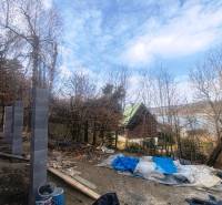 RO Domaša Zajačia Debra - Chata pri vode! - Stavebný materiál vedľa chaty na Zajačej debre v Holčíkovciach s výhľadom na vodnú plochu.