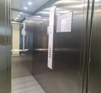 Predaj, 3-izbový byt v Slnečniciach, Bratislava - Kovová výťahová kabína s osvetlením a zrkadlom v 3-izbovom byte.