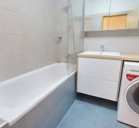 Predaj, 3-izbový byt v Slnečniciach, Bratislava - Kúpeľňa s vaňou, umývadlom, zrkadlom a práčkou v 3-izbovom byte.