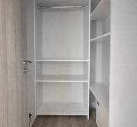 Predaj, 3-izbový byt v Slnečniciach, Bratislava - Vstavaná šatníková skriňa v 3-izbovom byte s podlahou s dreveným dekorom.