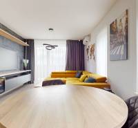 Predaj, 3-izbový byt v Slnečniciach, Bratislava - Obývačka s rohovým gaučom a televíziou, podlaha s dreveným dekorom, 3-izbový byt.