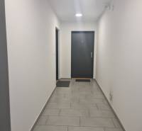 Predaj, 3-izbový byt v Slnečniciach, Bratislava - Interiér chodby s bielymi stenami a sivou dlažbou v 3-izbovom byte.