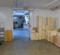 Sklad na prenájom o ploche 95 m2 + kancelária - Interiér skladu s drevenými prepravkami a rebríkom, vhodný pre Sklady a haly.