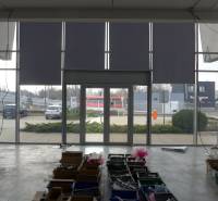 Obchodný priestor na prenájom pri ceste o ploche  372 m2  - Interiér obchodných priestorov v Bratislave s veľkými sklenenými dverami a úložnými boxmi.