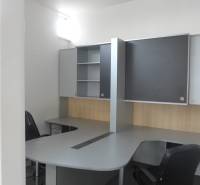 Obchodný priestor na prenájom pri ceste o ploche  372 m2  - Kancelársky priestor s pracovným stolom a úložnými skriňami.