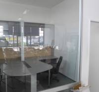 Obchodný priestor na prenájom pri ceste o ploche  372 m2  - Presklená kancelária s nábytkom a oknami v obchodných priestoroch.