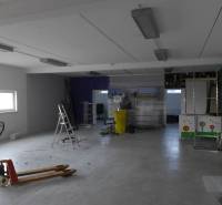 Obchodný priestor na prenájom pri ceste o ploche  372 m2  - Priestory zariadenia s nástrojmi a vybavením, vhodné pre obchodné účely.
