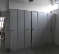 Obchodný priestor na prenájom pri ceste o ploche  372 m2  - Skrine v obchodných priestoroch s kovovou podlahou a bielymi stenami.