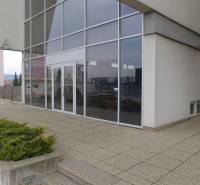 Obchodný priestor na prenájom pri ceste o ploche  372 m2  - Exteriér obchodných priestorov na Starej Vajnorskej v Bratislave - Novom Meste.