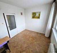 KH-1065, 3-izbový byt na predaj Železníky, Košice - Juh - Izba v 3-izbovom byte s podlahou s dreveným dekorom a obrazom na stene.