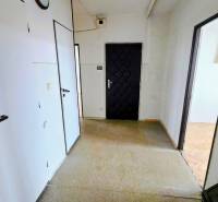 KH-1065, 3-izbový byt na predaj Železníky, Košice - Juh - Chodba 3-izbového bytu s bielymi dverami a tmavými vstupnými dverami.