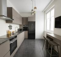 KH-1065, 3-izbový byt na predaj Železníky, Košice - Juh - Kuchyňa 3-izbového bytu s čiernymi spotrebičmi, sivými skrinkami a závesnými svietidlami.