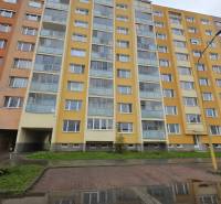 KH-1065, 3-izbový byt na predaj Železníky, Košice - Juh - Bytový dom na Užhorodskej ulici v Košiciach - mestskej časti Juh so zasklenými balkónmi.