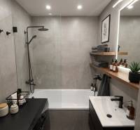 KH-1065, 3-izbový byt na predaj Železníky, Košice - Juh - Štýlová kúpeľňa v 3-izbovom byte s vaňou, sprchou, policami a osvetleným zrkadlom.