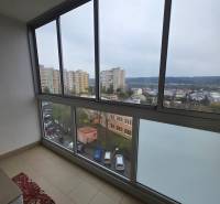 KH-1065, 3-izbový byt na predaj Železníky, Košice - Juh - Presklená lodžia s výhľadom na Košice - mestská časť Juh, Užhorodskú ulicu a okolie.