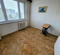 KH-1065, 3-izbový byt na predaj Železníky, Košice - Juh - Izba s podlahou s dreveným dekorom v 3-izbovom byte, obrazom a stolíkom.