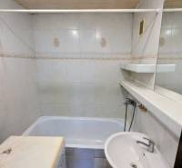 KH-1065, 3-izbový byt na predaj Železníky, Košice - Juh - Kúpeľňa v 3-izbovom byte s vaňou, umývadlom a práčkou.