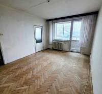 KH-1065, 3-izbový byt na predaj Železníky, Košice - Juh - Miestnosť v 3-izbovom byte s podlahou s dreveným dekorom a veľkým oknom.