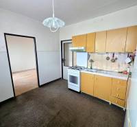 KH-1065, 3-izbový byt na predaj Železníky, Košice - Juh - Kuchyňa s kuchynskou linkou a sporákom v 3-izbovom byte.