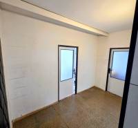 KH-1065, 3-izbový byt na predaj Železníky, Košice - Juh - Čistá miestnosť s bielymi stenami a dvoma svetlými sklenenými dverami.