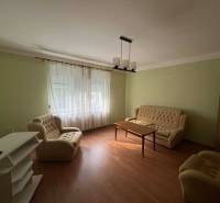 PRENÁJOM - 3-izbového byt vyhľadávaná a kľudná lokalita, Komárno - Obývacia izba v 3-izbovom byte s podlahou s dreveným dekorom a béžovým nábytkom.
