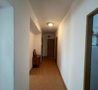 PRENÁJOM - 3-izbového byt vyhľadávaná a kľudná lokalita, Komárno - Chodba v 3-izbovom byte s dlažbou a viditeľnou časťou kuchyne.