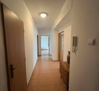 PRENÁJOM - 3-izbového byt vyhľadávaná a kľudná lokalita, Komárno - Chodba v 3-izbovom byte s dlažbou a interkomom na stene.