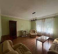 PRENÁJOM - 3-izbového byt vyhľadávaná a kľudná lokalita, Komárno - Obývacia izba s pohovkami, stolíkom a podlahou s dreveným dekorom v 3-izbovom byte.