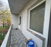 PRENÁJOM - 3-izbového byt vyhľadávaná a kľudná lokalita, Komárno - Balkón 3-izbového bytu na Považskej ulici v Komárne s výhľadom do zeleného dvora.