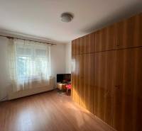 PRENÁJOM - 3-izbového byt vyhľadávaná a kľudná lokalita, Komárno - Izba s podlahou s dreveným dekorom, veľkou skriňou a oknom v 3-izbovom byte.