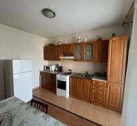 PRENÁJOM - 3-izbového byt vyhľadávaná a kľudná lokalita, Komárno - Kuchyňa s drevenými skrinkami a bielymi spotrebičmi v 3-izbovom byte.