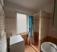 PRENÁJOM - 3-izbového byt vyhľadávaná a kľudná lokalita, Komárno - Kúpeľňa v 3-izbovom byte s práčkou, sprchou a umývadlom, svetlo z okna.