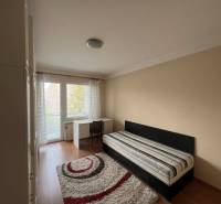 PRENÁJOM - 3-izbového byt vyhľadávaná a kľudná lokalita, Komárno - Izba s posteľou, písacím stolom a podlahou s dreveným dekorom v 3-izbovom byte.