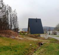 Luxusná Apartmánová chata Domaša Eva: Airbnb Hit! - Chata v Holčíkovciach na ulici Eva pri lese, neďaleko vodnej plochy.