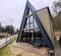 Luxusná Apartmánová chata Domaša Eva: Airbnb Hit! - Chata na ulici Eva v Holčíkovciach so šikmou strechou a terasou.