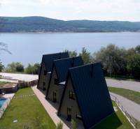 Luxusná Apartmánová chata Domaša Eva: Airbnb Hit! - Chata na brehu rieky v Holčíkovciach na ulici Eva s výhľadom na prírodu.