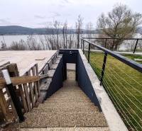 Luxusná Apartmánová chata Domaša Eva: Airbnb Hit! - Exteriér v Holčíkovciach na ulici Eva s výhľadom na jazero a schodiskom.