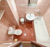 Na prenájom garsónka 30m2, Východná - Trenčín - Kúpeľňa v garsónke s vaňou, umývadlom a toaletou. Ružový obklad stien.
