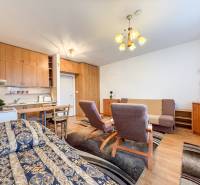 Na prenájom garsónka 30m2, Východná - Trenčín - Garsónka s posteľou, kuchynským kútom a podlahou s dreveným dekorom.