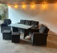 - PRENÁJOM - 2 IZBOVÝ BYT - DOLNÁ UL. - STARÉ MESTO - Vonkajšie posedenie s ratanovým nábytkom a svetielkami na terase.